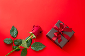赤いバラと赤いリボンのギフトボックスのプレゼントのイメージ