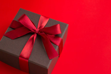 赤いリボンで結ばれた箱のプレゼントのイメージ