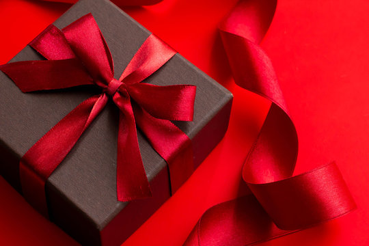 赤いリボンのギフトボックスのプレゼントのイメージ