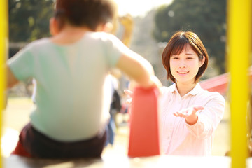 遊ぶ子供を見守る母親