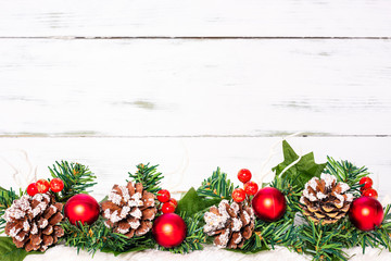 Weihnachtsdekoration Rote Christbaumkugeln mit Tannenzapfen und Tannenzweig auf Weiße Holzbretter