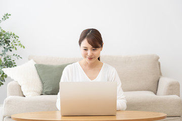 若い女性　パソコン