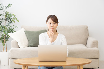 若い女性　パソコン