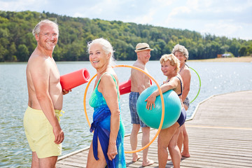 Aktive Gruppe Senioren macht Urlaub am See