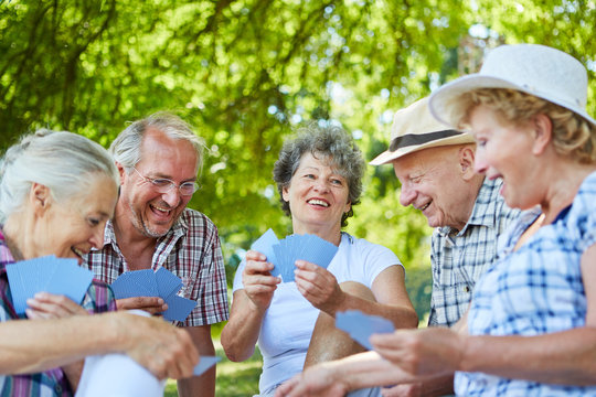 Gruppe Senioren Freunde beim Karten spielen
