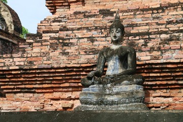 Buda sentado en el Parque histórico de Sukhothai, Tailandia.
