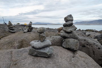 Close to the Harpa concert hall in Reykjavik are hundreds of cairns, who were originally to be found as trail markers in unclear terrain and are now built predominantly by travelers. 