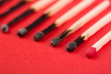 verschieden abgebrannte Streichhölzer in einer Reihe