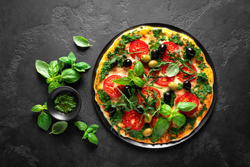 Pizza. Traditionelle italienische Pizza mit grüner Basilikum-Pesto-Sauce, Draufsicht