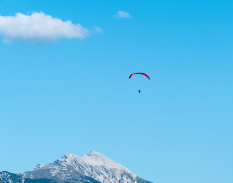 Paraglider über Alpengipfel