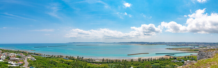 勝連城から望む美しい海と町並み