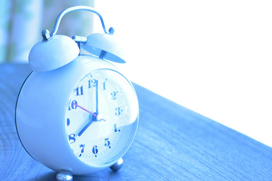 目覚まし時計 のストック写真 ロイヤリティフリーの画像 ベクター イラスト Adobe Stock