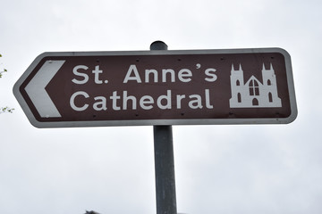 tablica wskazująca kierunek St. Anne`s Cathedral © Barbara Bajorek