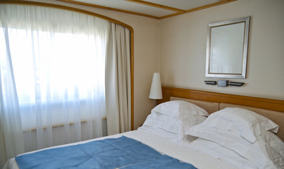 Schlafzimmer in Luxuskabine Suite auf Kreuzfahrtschiff Yacht Seadream 1 Seadream 2 Seadream Yacht...