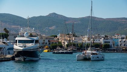 Fototapeta premium Boote und Yachten im Hafen von Kos Stadt auf der Insel Kos Griechenland