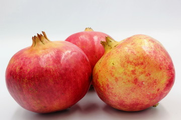 Fototapeta na wymiar pomegranate isolated on white background