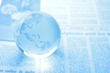 地球儀と英字新聞　グローバルイメージ