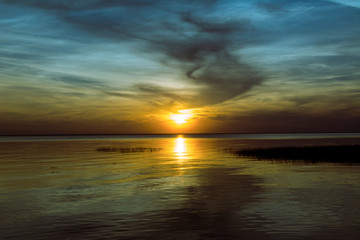 Obraz premium Beautiful colorful sunset under sea