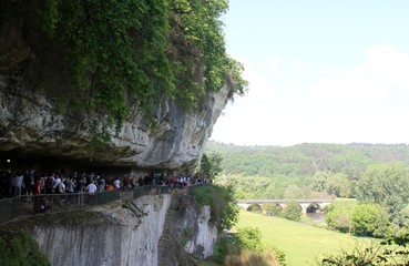 abris sous roches à la Roque Saint Christophe en dordogne