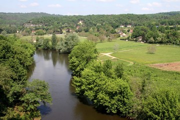 Fototapeta na wymiar vallée de la Dordogne à la Roque Saint Christophe