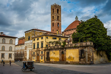 Fototapeta na wymiar Lucca San Martino Square