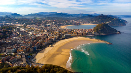 Naklejka premium San sebastián donostia zdjęcie lotnicze zurriola beach plaża la concha