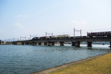 大きな川をまたぐ鉄道橋
