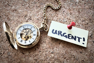 Fototapeta na wymiar Urgent deadline note and time