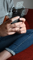 Junge Frau Mädchen liken chatet in sozialen Netzwerken online zuhause auf dem Sofa.