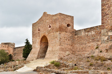 Fototapeta na wymiar Puerta de entrada en el castillo de Sagunto