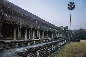 Naklejka premium Ancient architecture and ruins of Angkor Wat early in the morning.