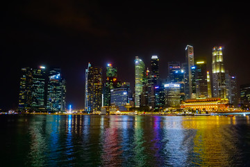 Fototapeta na wymiar Skyscrapers near Singapore Lake at night