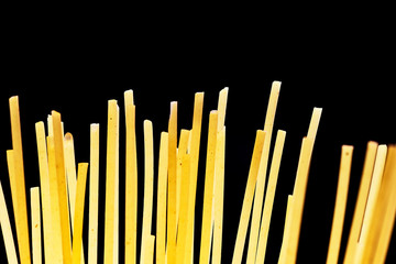 Macro de espagueti sobre fondo negro