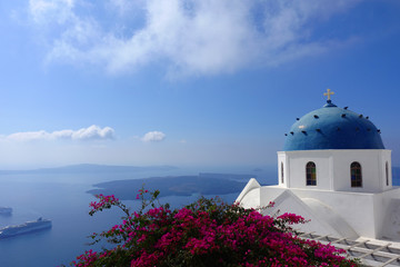 Obraz premium Landmark church of Anastasi in picturesque village of Imerovigli overlooking the caldera in deep blue sky, Santorini island, Cyclades, Greece
