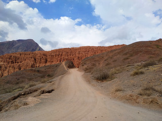 Camino de los colorados - entre cerros de purmamarca