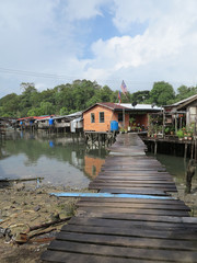 Fototapeta na wymiar house on river - floating house Sabah Malaysia.