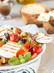 Tomato, baked pepper and onion salad with grilled haloumi cheese (halloumi). Keto diet, healthy food.
