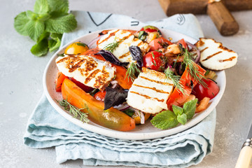 Tomato, baked pepper and onion salad with grilled haloumi cheese (halloumi). Keto diet, healthy food.