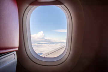  Looking at the view through the plane window, saw a group of white clouds.