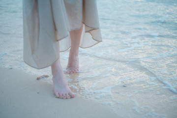 海と女性の足