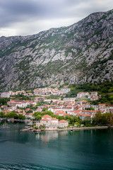 Cidade de Kotor em Montenegro vista do alto. Drone, foto tirada do cruzeiro em montenegro