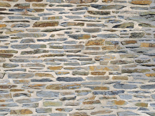 Steinmauer mit vielen unterschiedlichen Natursteinen