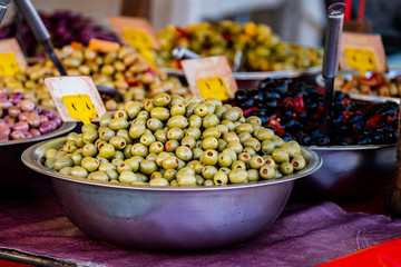 Olives vertes fourrées en vente dans un marché