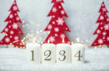 vier Kerzen brennen im Schnee Karte Lichter Advent