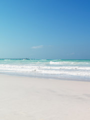 Fototapeta na wymiar sand beach crystal clear water blu sky