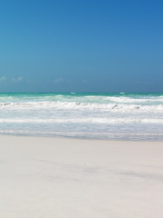 Fototapeta na wymiar sand beach crystal clear water blu sky