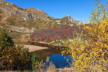 Fototapeta na wymiar Lago Nero in autunno, vicino ad Abetone, Appennino tosco emiliano