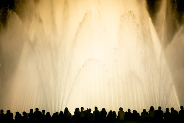 Gran fuente de Montjuic en Barcelona con silueta de gente