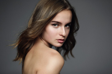 Fototapeta premium Studio portret młodej pięknej kobiety