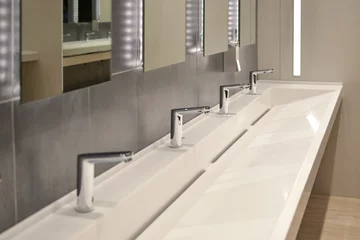 gewerbliches Badezimmer, Waschbecken in einer öffentlichen Toilette. © R.Yu.M.